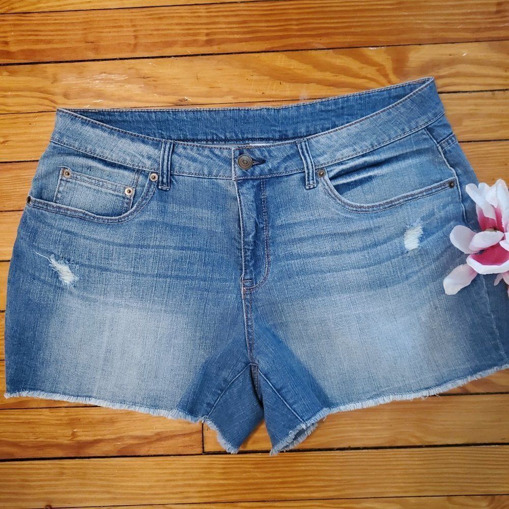 Time and Tru Distressed Shorts Medium Wash Sz 16